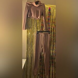 Shein set medium pink crop top turtle neck with size medium pink skinny leg pant